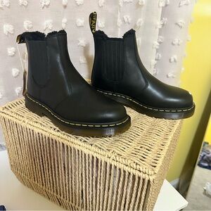 Dr. Martens 2976 Wintergrip Leather Chelsea Boots | Black | Women’s 8 / Men’s 7
